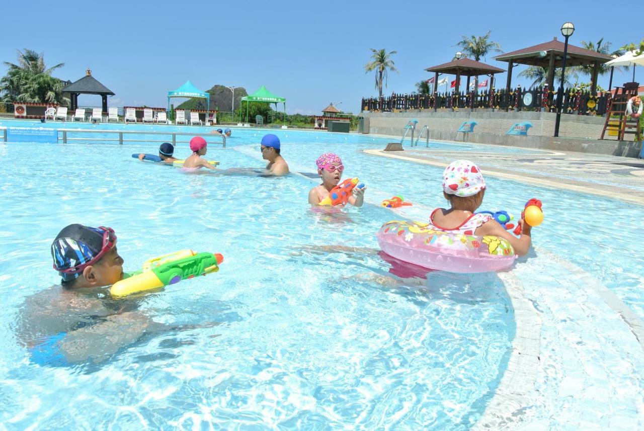 垦丁大街 垦丁福华渡假饭店酒店 外观 照片 Children playing in a swimming pool