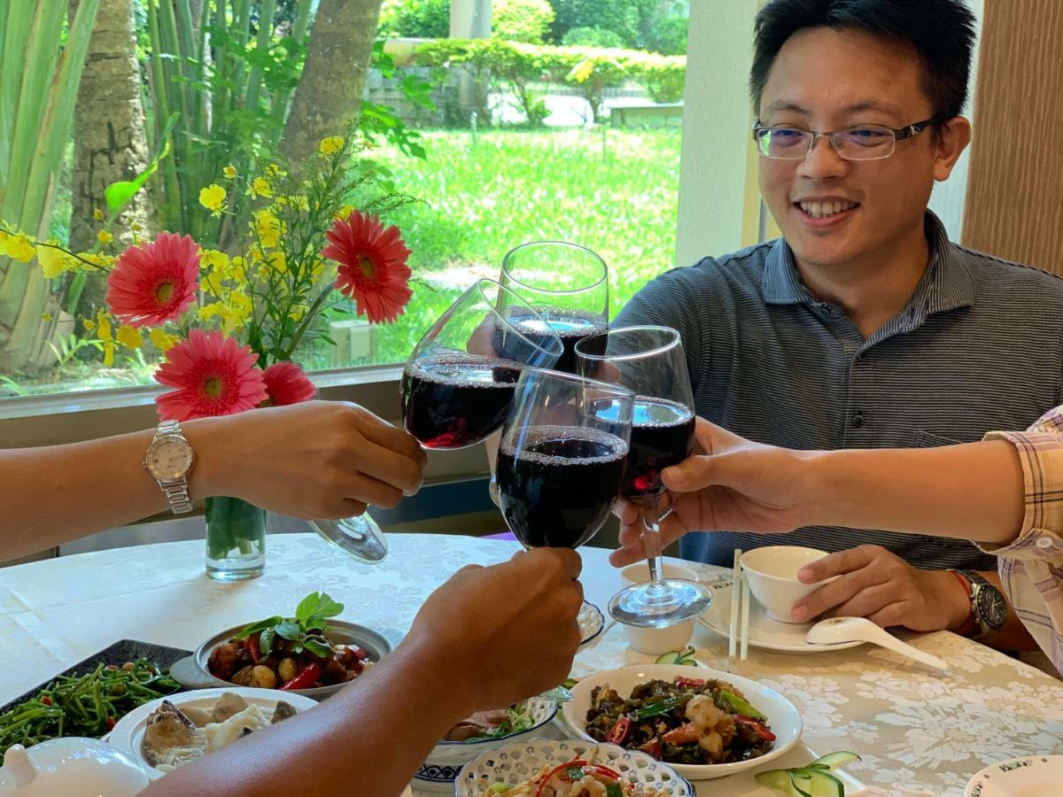 垦丁大街 垦丁福华渡假饭店酒店 外观 照片 A toast with wine
